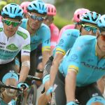 Supermán López, con maillot blanco, en la Vuelta 2019