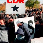 Simpatizantes independentistas de los CDR en las inmediaciones de la Pla de Palau (Barcelona) / Efe
