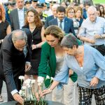 En la imagen, Quim Torra, Ada Colau y Teresa Cunillera, en la ofrenda floral del homenaje por los atentados en La Rambla / Adrián Quiroga-Shooting