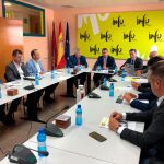 El consejero de Fomento e Infraestructuras, José Ramón Díez de Revenga, durante el encuentro con el presidente de Froet, Pedro Díaz Martínez, y quince empresas del sector en el que se constituyó grupo de trabajo para proponer medidas que palien los efectos del «brexit»