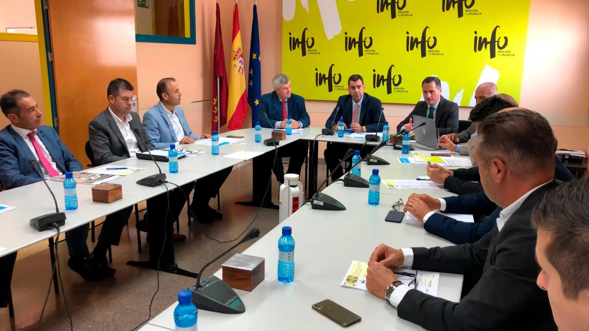 El consejero de Fomento e Infraestructuras, José Ramón Díez de Revenga, durante el encuentro con el presidente de Froet, Pedro Díaz Martínez, y quince empresas del sector en el que se constituyó grupo de trabajo para proponer medidas que palien los efectos del «brexit»