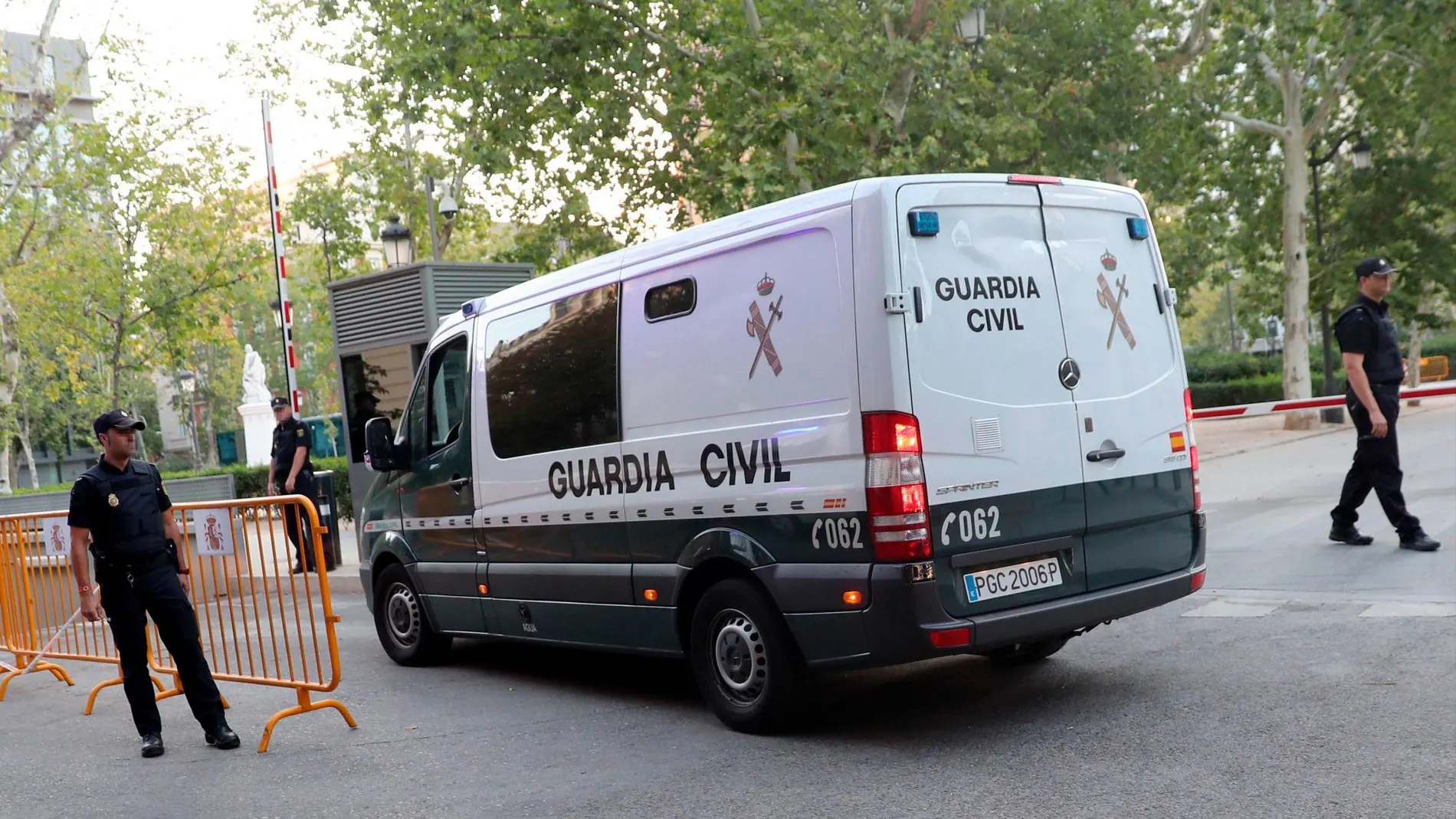 Dos muertos al caer una grúa por una montaña