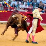 Jorge Isiesgas da un molinete en su alternativa. Foto: Efe