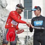 Juanjo Cobo, con el maillot rojo de ganador, y Chris Froome, en el podio de la Vuelta 2011