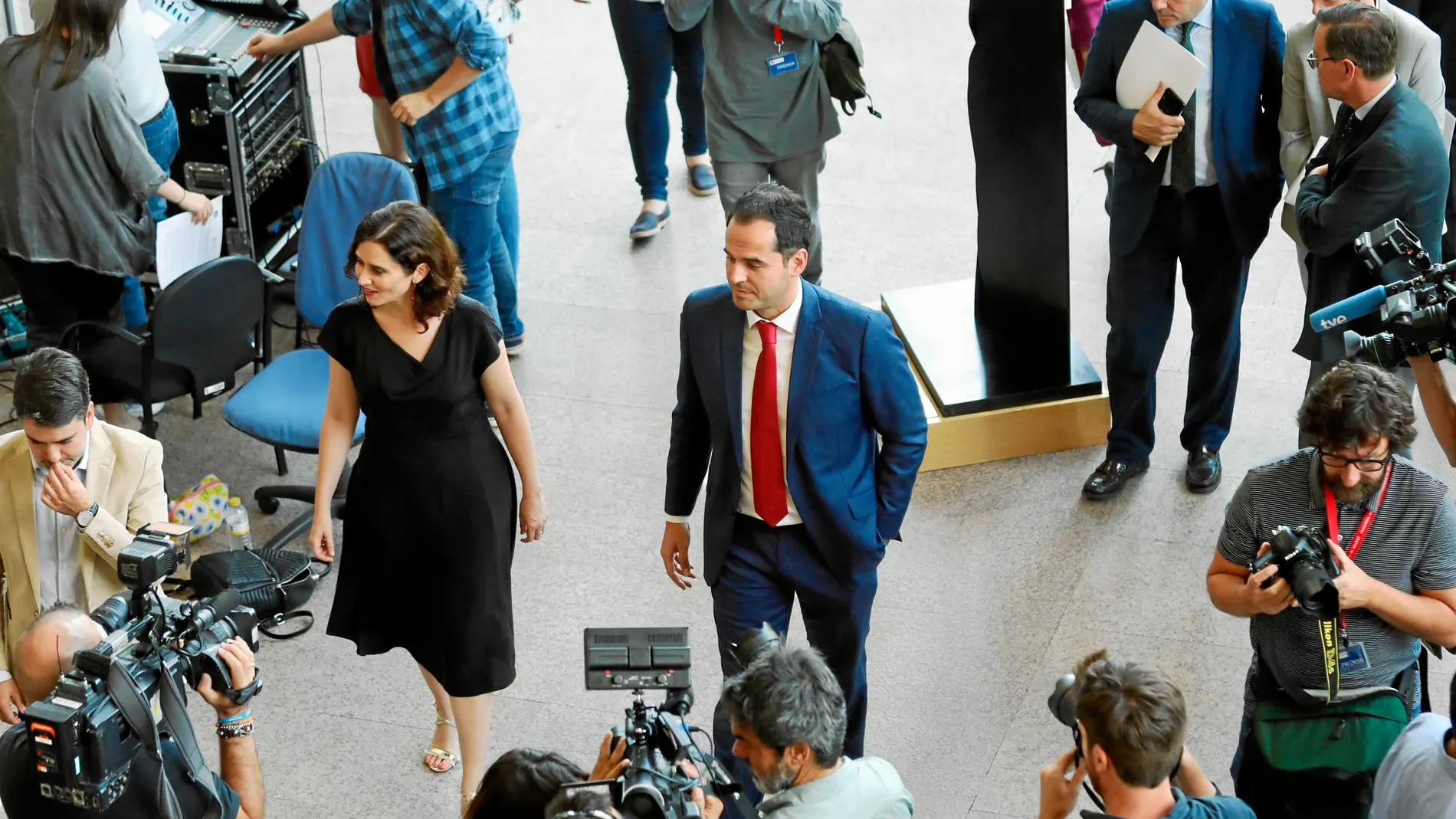 La candidata a la Presidencia de la Comunidad de Madrid, Isabel Díaz Ayuso (PP), junto a Ignacio Aguado (Cs), en la Asamblea de Madrid / Foto: Rubén Mondelo