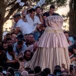 Las camaristas cubren a la Virgen del Rocío y arranca el traslado a Almonte