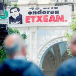 El último «ongi etorri» se celebró la noche del martes en Vitoria y tuvo como protagonista a Aitor Zelaia, investigado por tenencia de explosivos y que salió de prisión tras pagar la fianza / Efe