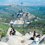 La Basílica del Valle de los Caídos vista desde las inmediaciones del pico Abantos; con la hospedería y la abadía en primer término bajo la Cruz