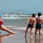 Unos socorristas realizan un simulacro de rescate en la playa de la Malvarrosa de Valencia