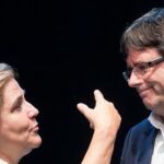 Carles Puigdemont dialoga con Pilar Rahola, en una imagen de archivo / Efe