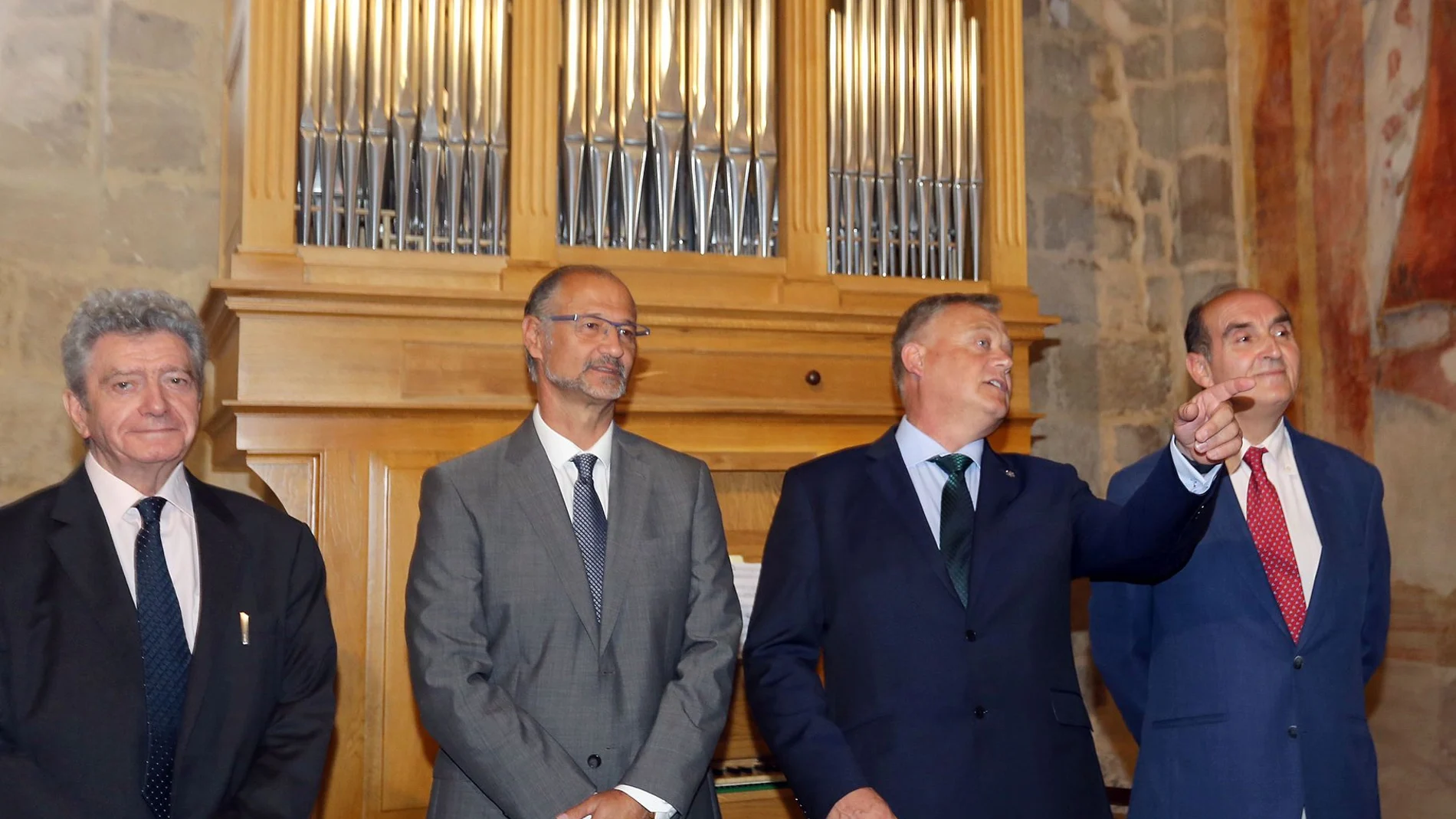 El presidente de las Cortes regionales, Luis Fuentes, participa en el acto inaugural del nuevo órgano de Castrillo Mota Judíos, junto al Procurador del Común, Tomás Quintana; el alcalde, Lorenzo Rodríguez; y el subdelegado Pedro de la Fuente