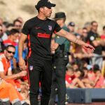 Simeone da instrucciones en el partido ante el Numancia