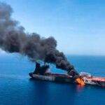 El buque noruego Front Altair arde tras ser atacado en el Estrecho de Ormuz