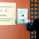 Un periodista surcoreano ante la puerta de la embajada de Corea del Norte en Madrid