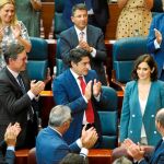 Tras 90 minutos de discurso, Díaz Ayuso fue aplaudida por la bancada popular y por el Gobierno regional en funciones de Pedro Rollán / Foto: Rubén Mondelo