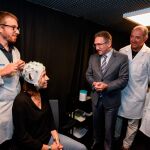 El director general de la Fundación “La Caixa”, el gerente del Hospital Vall d’Hebron, Albert Salazar, y la responsable del Migraine Adaptative Brain Center, Patricia Pozo-Rosich, conversan con una paciente de migraña