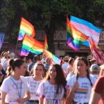 Un grupo de chicas al inicio de la protesta de Orgullo del Sur, con las banderas de colectivo detrás / Foto: Ke-Imagen