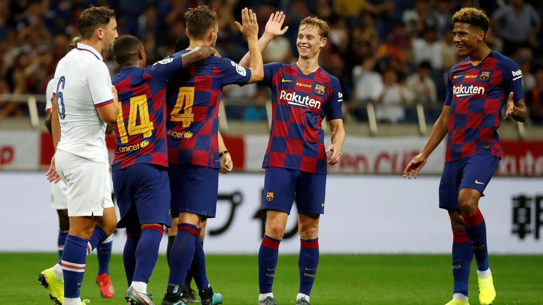 De Jong felicita a Rakitic, autor del único tanto del partido