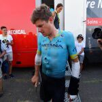 Jakob Fuglsang, dolorido tras tener que abandonar el Tour