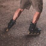 Un joven en patines