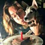 Sandra Barneda, soplando las velas con su perro