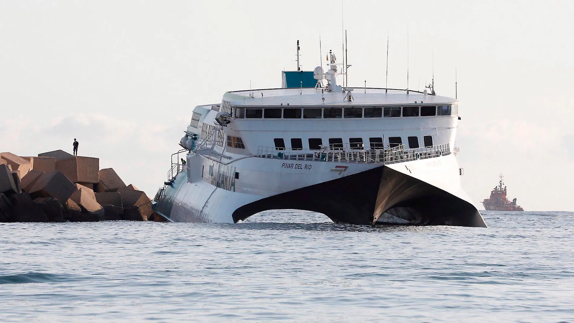 Un ferri procedente de Palma e Ibiza, de la compañía Baleària, ha encallado la pasada noche