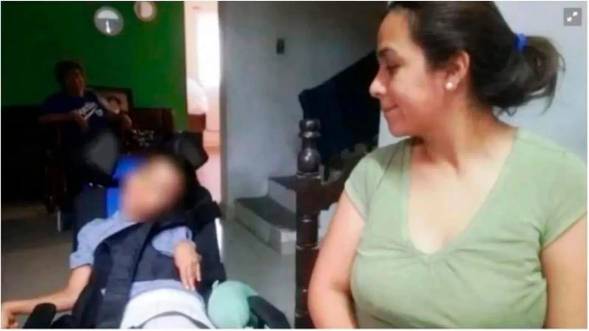 Los padres de Iker Fuentes piden ayuda para costear las terapias.