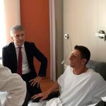 El ministro del Interior acude a visitar a los policías heridos, acompañado de la Delegada del Gobierno Teresa Cunillera.