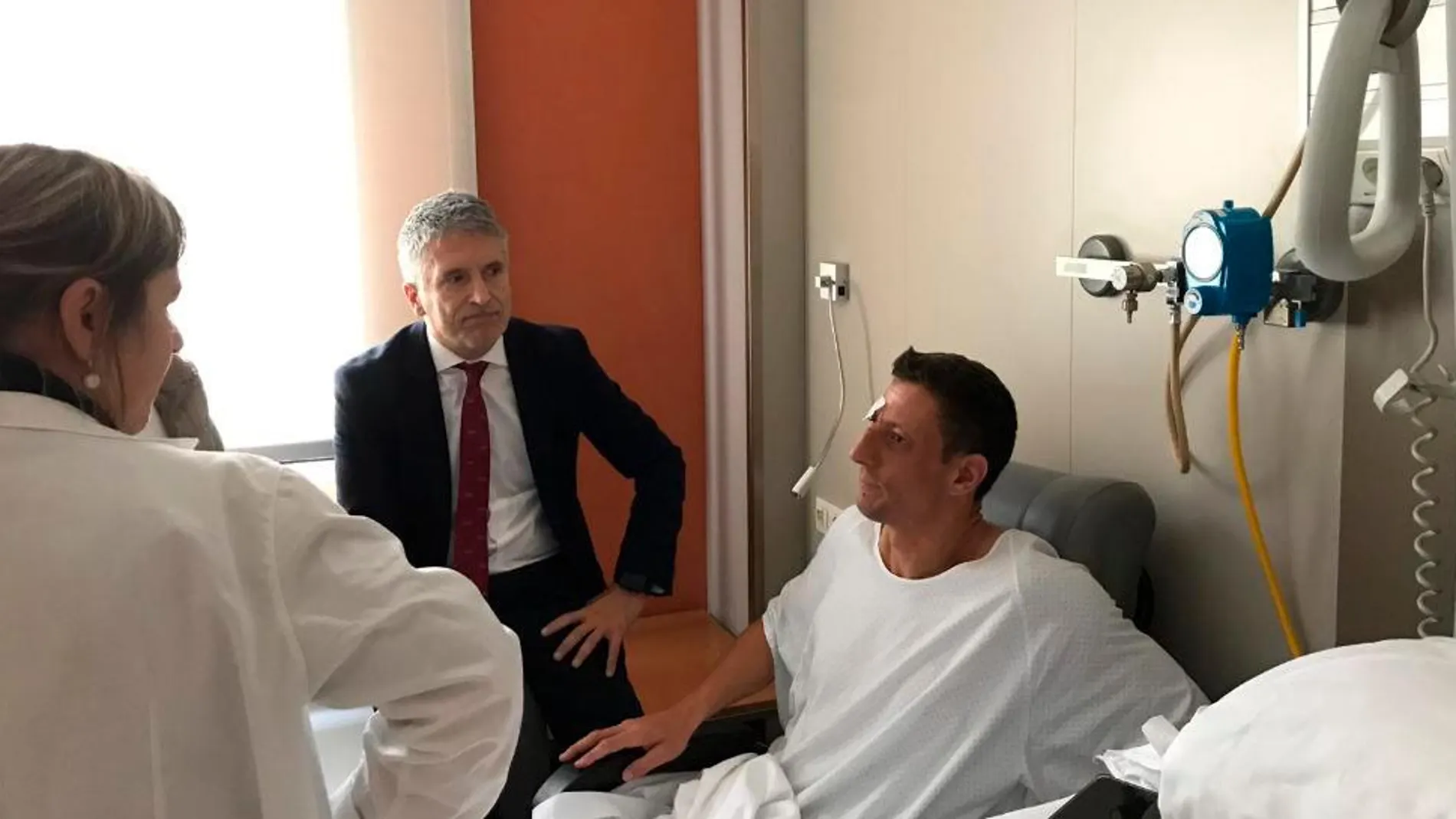 El ministro del Interior acude a visitar a los policías heridos, acompañado de la Delegada del Gobierno Teresa Cunillera.