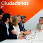 El secretario general de Ciudadanos José Manuel Villegas (d), durante la reunión de la ejecutiva semanal, marcada por la convocatoria imprevista de un Consejo general con el que Albert Rivera pretende plantar cara a la critica interna. Efe