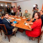 Los principales negociadores de los partidos han asistido a cuatro reuniones y han intercambiado multitud de llamadas