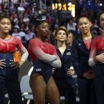 Simone Biles, en el centro, con el equipo estadounidense campeón del mundo