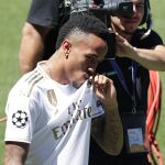 El mareo de Militao en su presentación con el Real Madrid