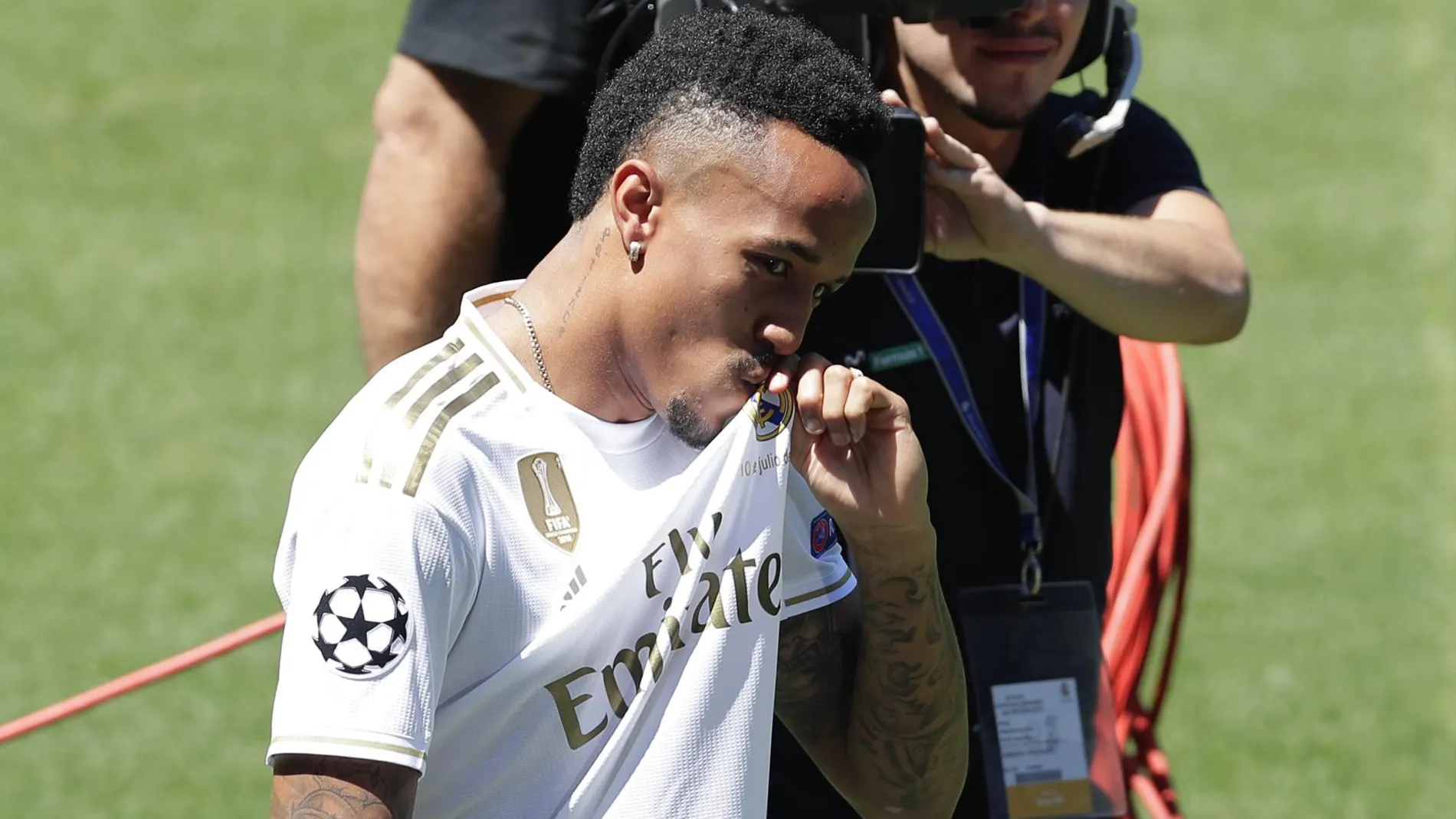 El mareo de Militao en su presentación con el Real Madrid