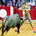 Espectacular par de banderillas de Escribano al quinto, ayer en Zaragoza. Foto: Efe