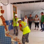 Mónica Sánchez, AMPA Sant Rafael; Mª José Jordán, AMPA Muixara; Sergio Villalba, concejal de Educación; y Bernabé Cano, alcalde de La Nucía, visitando las obras de la nueva aula del Colegio Sant Rafael