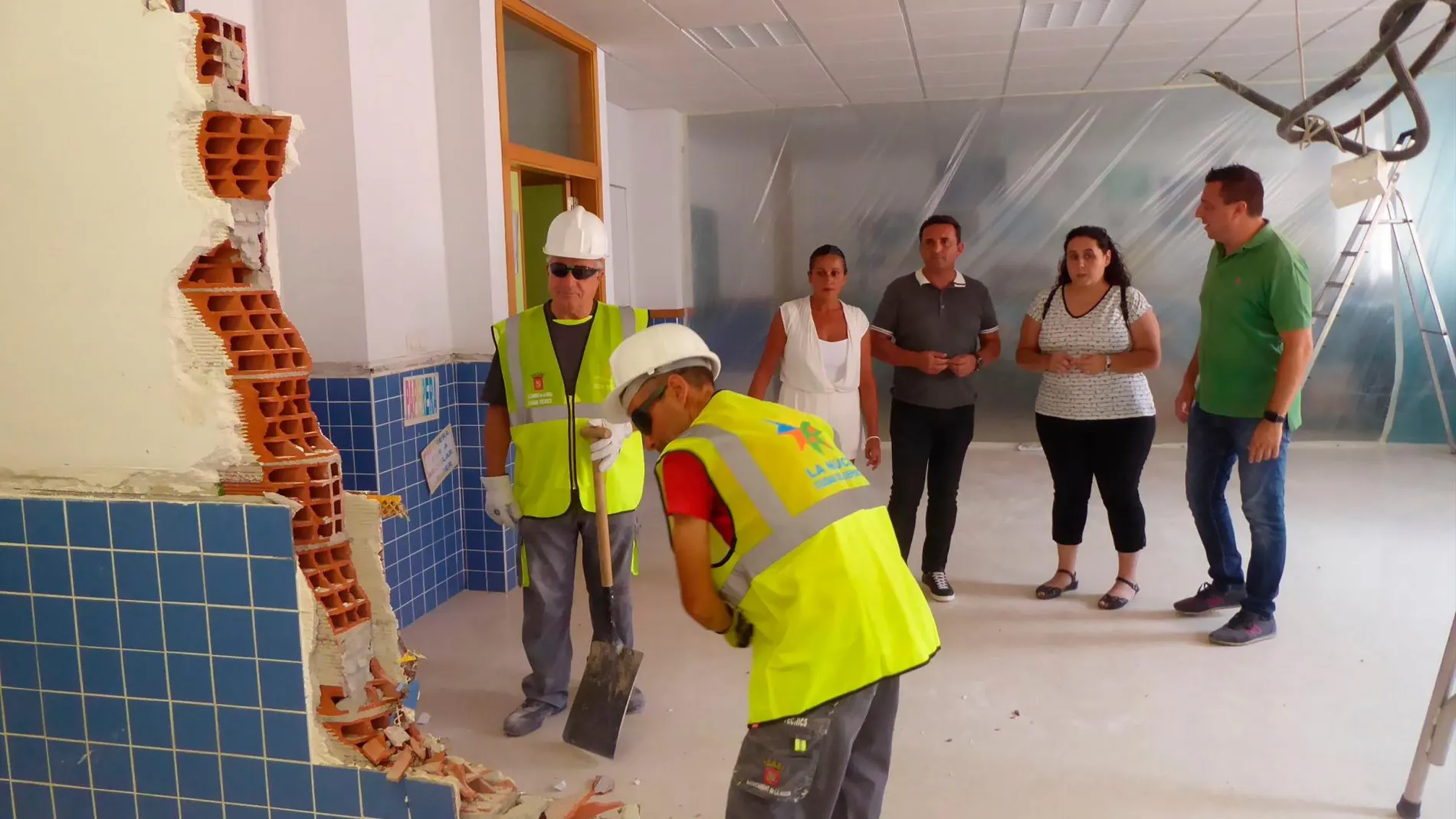Mónica Sánchez, AMPA Sant Rafael; Mª José Jordán, AMPA Muixara; Sergio Villalba, concejal de Educación; y Bernabé Cano, alcalde de La Nucía, visitando las obras de la nueva aula del Colegio Sant Rafael