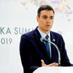 El presidente del Gobierno, Pedro Sánchez en su rueda de prensa en Osaka