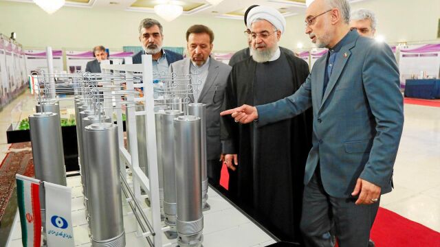 El presidente iraní, Hasan Rohani, visita la Feria de la Tecnología Nuclear de Teherán, en una imagen de archivo