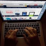 Un consumidor compra en la plataforma de comercio online Amazon