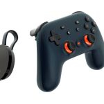 Imagen de un Chromecast y el Stadia Controller