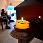 Familiares y amigos asisten este domingo, al velatorio de María del Pilar Hurtado, la líder social asesinada el pasado viernes en Tierralta (Colombia)