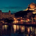 La ciudad se halla a orillas del Mediterráneo, en una planicie sorteada por una serie de colinas y elevacione