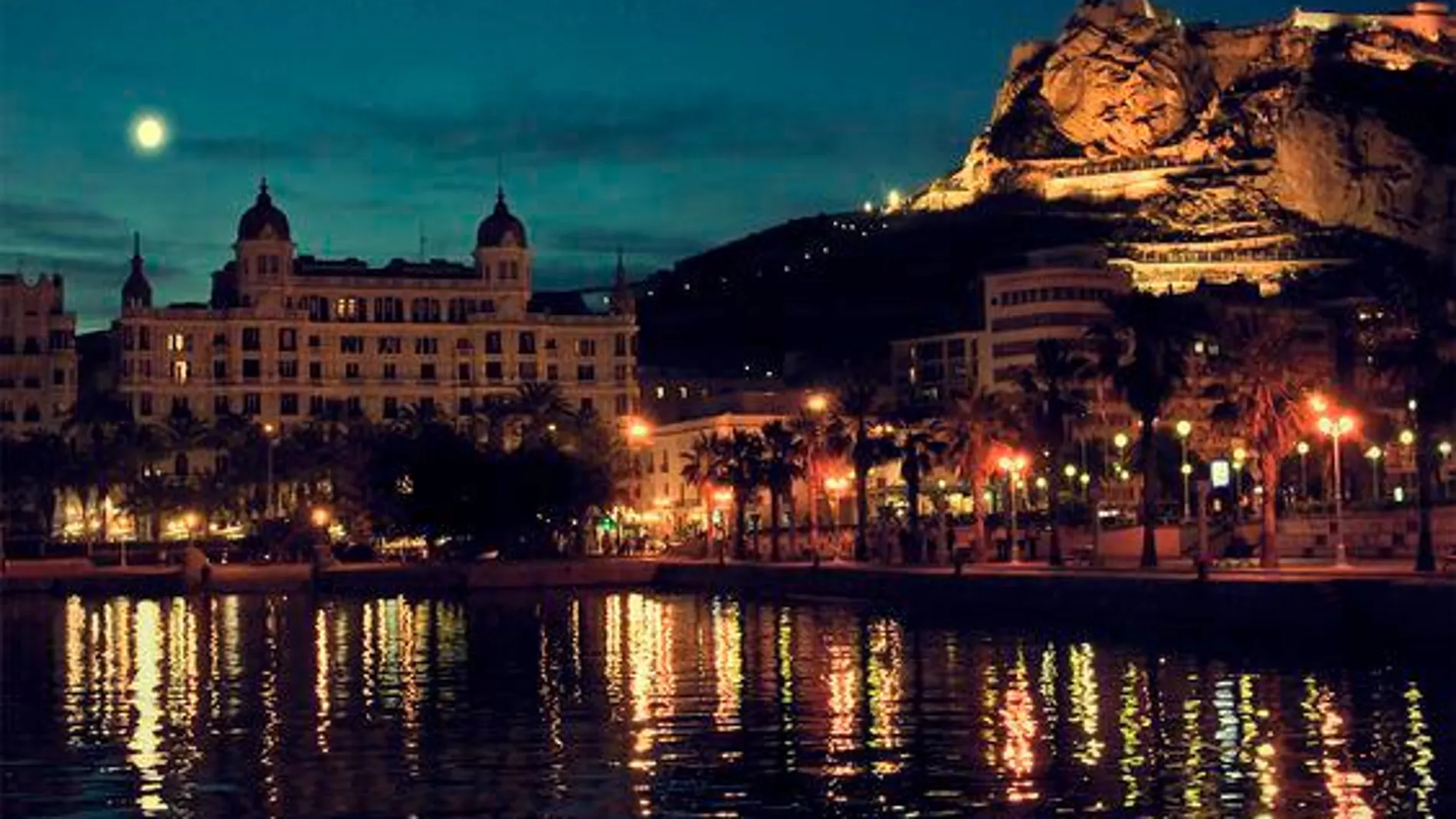 La ciudad se halla a orillas del Mediterráneo, en una planicie sorteada por una serie de colinas y elevacione