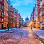 Una calle desierta en la ciudad portuaria de Gdansk, Polonia