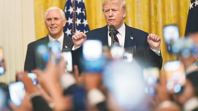 Un presidente contra las cuerdas. Donald Trump junto a su vicepresidente Mike Pence en la Casa Blanca