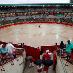 El ruedo de la Plaza de Toros de Pamplona encharcado, hoy, en la segunda corrida de toros de Sanfermines