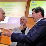 El presidente de la patronal CEOE, Antonio Garamendi (d), conversa con los secretarios generales de UGT, Pepe Álvarez (i), y CCOO, Unai Sordo (c), antes de intervenir, este jueves, en el simposio «El futuro del empleo, el futuro de las relaciones laborales»
