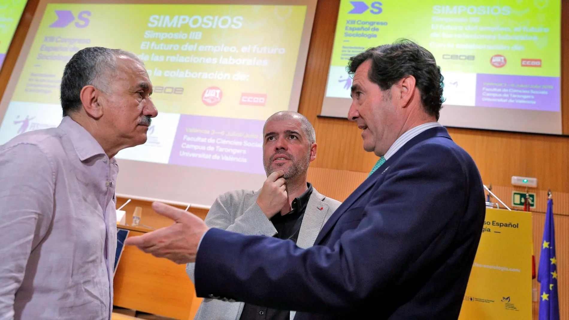 El presidente de la patronal CEOE, Antonio Garamendi (d), conversa con los secretarios generales de UGT, Pepe Álvarez (i), y CCOO, Unai Sordo (c), antes de intervenir, este jueves, en el simposio «El futuro del empleo, el futuro de las relaciones laborales»