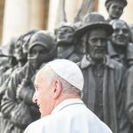 Francisco ante la escultura de bronce inaugurada hoy en la Plaza del Vaticano